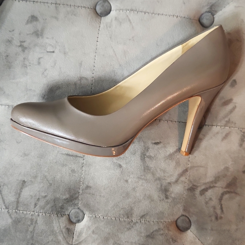 Women size 10M 4 inch heel